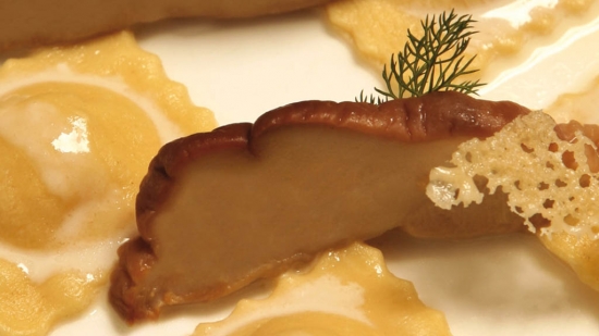Raviolo con patate e porcini, fonduta al Parmigiano Reggiano e cialda croccante